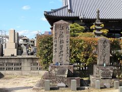 次の目的地に向かうために大きな道路に出ました。

右ひざの古傷がうずき始めていました。

地図上だと行きたい場所は密集しているように見えるのですが、実際にはかなりの距離を歩かなければならないようです。

途中で江藤新平の墓を示す本行寺の案内標識を見つけました。

佐賀藩の下級藩士の家に生まれた新平は、文久２年に脱藩し、京都で長州の志士や攘夷派公家などと親交を深めました。

通常、脱藩は死罪となるはずでしたが、新平の素質を見抜いた直正公によって罪を免じられて永蟄居に処せられ、やがて大政奉還が実施されると蟄居も解かれたのでした。

彰義隊との戦いでは戦功を挙げ、戊辰戦争の後に司法と担当する役職を与えられました。

そして明治５年に司法省のトップである司法卿に就任しますが、三権分立論を唱えたことで守旧派と対立し、朝鮮出兵をめぐる政変の際に西郷らとともに下野。

佐賀に帰ると反体制派の士族たちによって領袖に祭り上げられ、佐賀城跡に駐留する熊本鎮台兵を攻めて反乱の狼煙を挙げます。

しかし頼りにしていた西郷の薩摩軍は起たず、政府軍の猛攻によって鎮圧されてしまいました。

薩摩から京を目指して逃走する新平は土佐で捕えられ、己がトップを務めた司法の場で裁かれて、獄門とされたのでした。