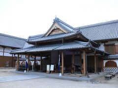 失われた本丸御殿は、かつての工法を用いて復元され、内部は博物館として公開されています。