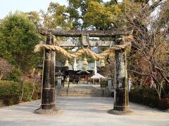 あくる日の午前はレンタカーを使って遠方まで足を延ばしました。

営業所が開くのと同時に受付を済ませ、目的地を設定していざ出発です。

最初に目指したのは肥前国一之宮の與止日女神社。

よどひめ神社と称し、神功皇后の妹とされる與止日女命をお祀りします。

駐車場から境内へ向かうと、特徴のある石の鳥居が立っています。

肥前鳥居と呼ばれる様式で、島木・笠木・柱がそれぞれ３段継の構造になっています。

佐賀県内の多くの神社で見られる他、福岡市の筥崎宮の大鳥居も非常に良く似た様式となっています。

與止日女神社の肥前鳥居は、初代藩主鍋島勝茂公によって寄進されたものです。