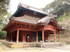 坂道を上ると左手に聖廟が置かれています。

領民に「敬」の心を育むため、多久茂文によって宝永５年に創建されました。

内部には孔子の他、顔子・曽子・子思子・孟子の４哲も祀られています。

ここでは春と秋の年２回、孔子を祀る釈菜という祭典が行われています。