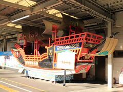 武雄から１時間ほどかけて佐賀市内に戻ると、レンタカーの返却時間まで３０分ほど余裕がありました。

前日に訪れることができなかった山本常朝の墓や佐嘉神社、大隈重信旧宅などへも行きたかったのですが、市内は意外と車の通行量が多く、期限までに戻れない恐れが大でした。

ここは欲張らず、申し込んだ通りに車を返すことを優先しました。

そして佐賀駅から長崎駅に向かう電車に乗りました。

各駅停車でおよそ２時間かかりましたが、車窓から美しい海を見ながら過ごすと、長い時間には感じられませんでした。

長崎駅には、江戸時代初期に東南アジアまで渡った御朱印船の模型が飾ってありました。