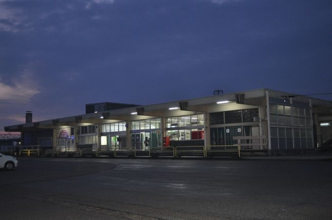 　まだうす暗い石動駅です。