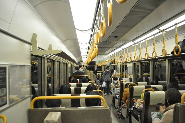 　車内の様子です。<br />　大きな荷物を持った方もいて、金沢から特急に乗り換える方もいるようです。