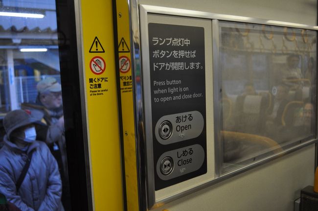 　津幡駅に到着しました。<br />　ここで、扉の調子が悪くて、なかなか扉が開きません。<br />　3・4分遅れでやっと出発しました。<br />　