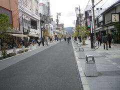 三条通りを東へ。

春日大社を目指します。