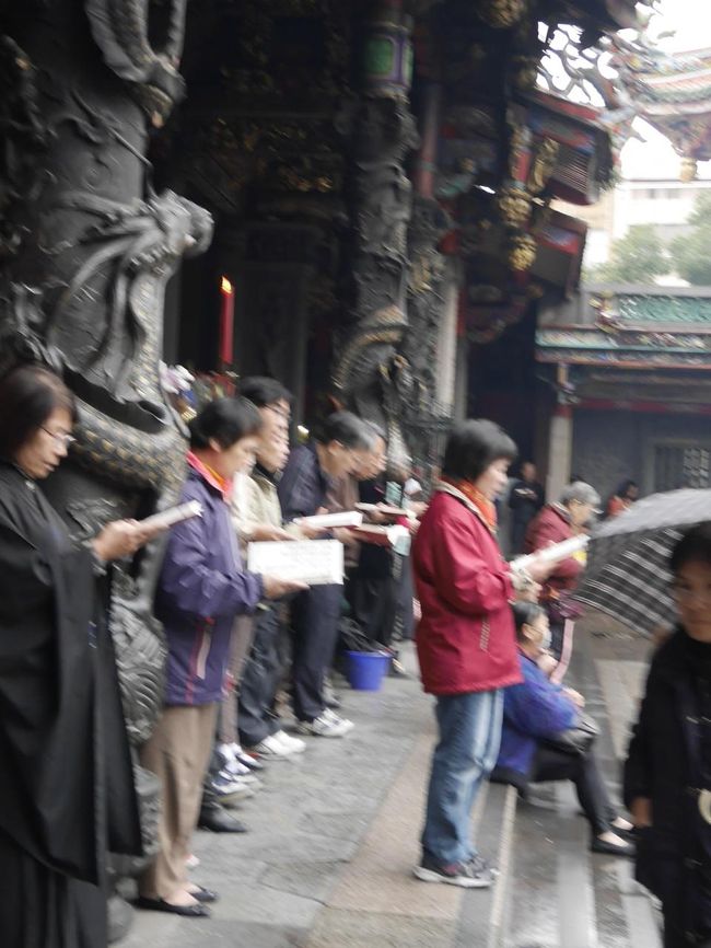 皆さん一生懸命お経を読んでいます。ちょっとぶれてますが…<br /><br />お経が終わると、黒い衣装を脱いで解散していかれました。<br />