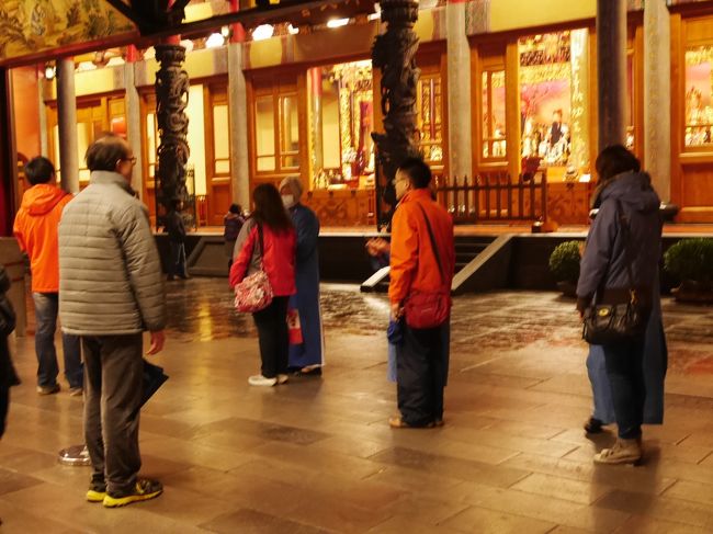 中で、お祓いを無料で体験できました。これは、お祓いを待って順に並んでいる人たちです。<br />