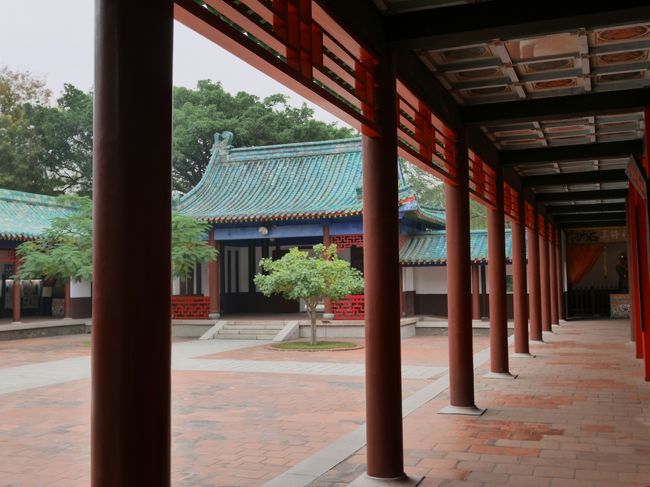 鄭成功を後にまつった建物。わりと新しい。鄭成功の母親の肖像画も。