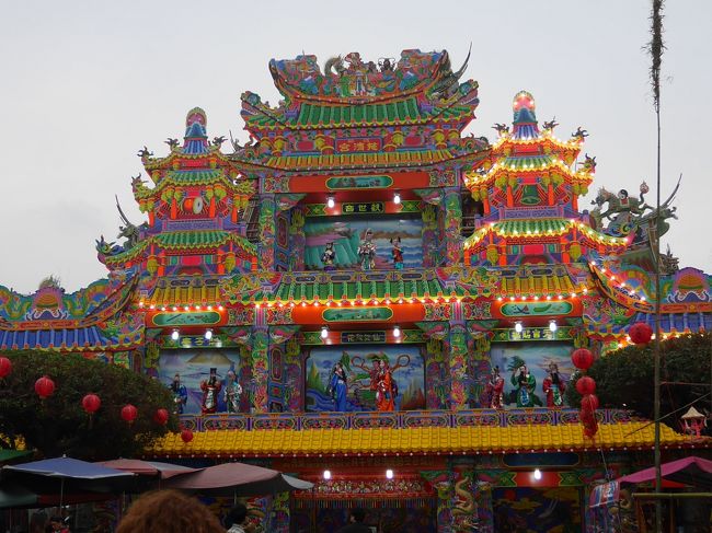 近くのお寺。豪華。