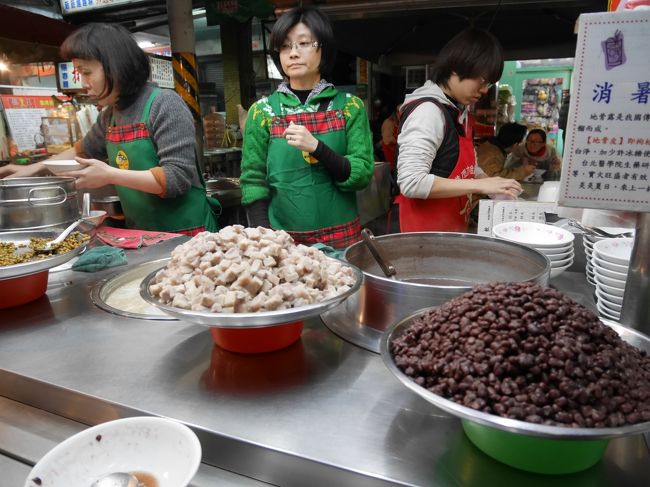 甘いものは別腹！ということで、スイーツ屋台へ。<br />いろんな豆の入ったおぜんざいを注文。４０元！