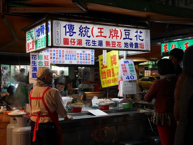 スイーツ屋台を遠くから見たところ。次々にお客さんがやってくる。