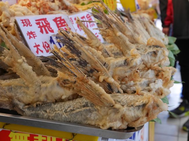 集合場所のお土産売り場でこんなものが。串に刺して売られている揚げ物をおいしそうに食べる人も。