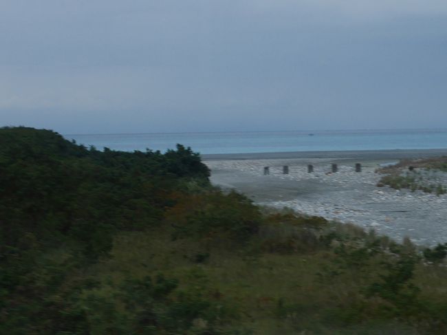 今度は太平洋側を北上。今日は、台東までひたすらバスの旅。<br />ここで、明日お別れになるドライバーさんにチップを払う。<br />人によっては１００元も支払う人も。習慣のない私はちょっと困って、その半分くらい払いましたが、強制ではありません。難しいところです。
