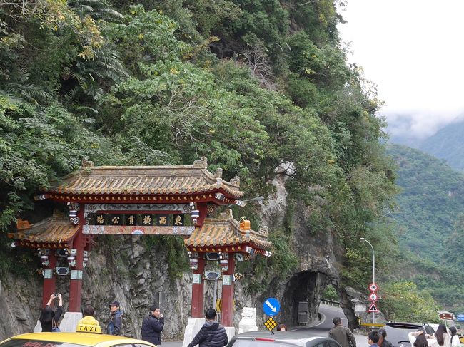 落石が危険なところは、バスの中でヘルメットが配られて誰もがヘルメットをかぶります。