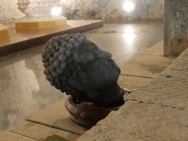 トンネル工事で亡くなった方々を慰霊するための仏像がありました。