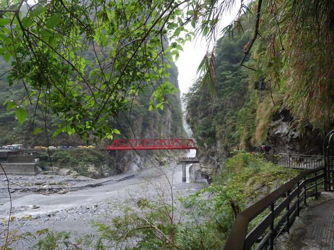これでツアーも終了。大理石工場にちょっと寄ってから、花蓮駅へ。花蓮駅から台北駅まで電車で、台北駅からはバスでホテルまで送ってくれます。安全。<br /><br />ひとりだからちょっと高かったけど、２人ならよいかな。台湾一周するのは個人では行きにくいところもあるからちょうどいい感じです。<br />