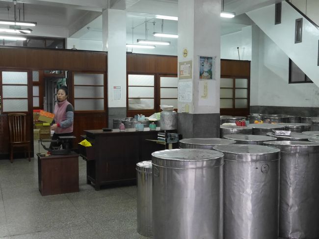 朝早くからやっているお茶の問屋さんへ。（林華泰茶行）<br /><br />ここはよいです。