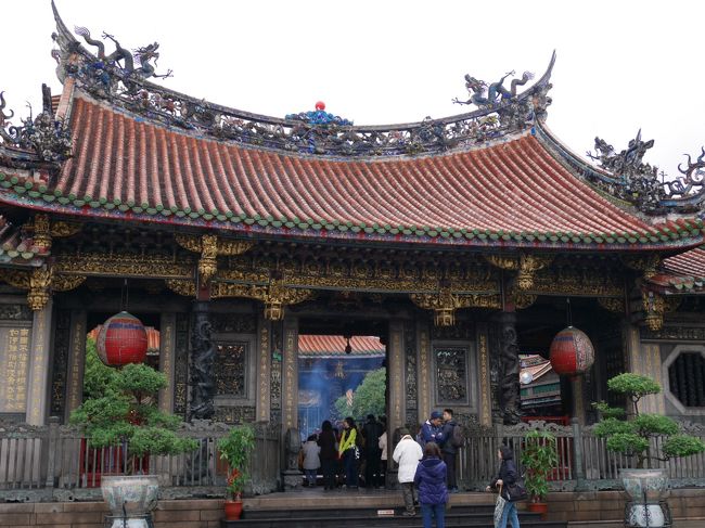 朝一番に、竜山寺へ。黒い服の人が一斉にお経を読んでる！！！