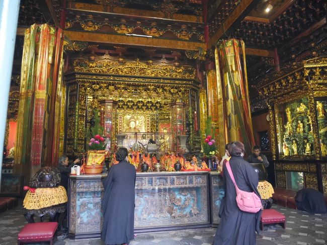 皆さん、黒い服を着ています。