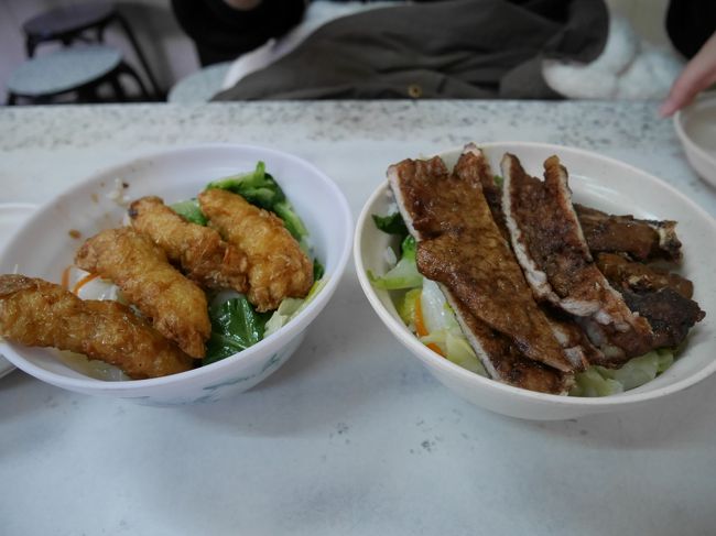 お昼ごはんは、台湾ツウの方と、骨排（右側）美味！<br />台湾の食堂は、一皿が小さいので女性２人で４皿食べても大丈夫。