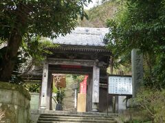 岩殿寺の山門が見えてきました。
岩殿寺は、逗子最古のお寺と言われています。
源頼朝、実朝、政子、大姫が度々訪れたことが『吾妻鏡』にも記されている歴史あるお寺です。
