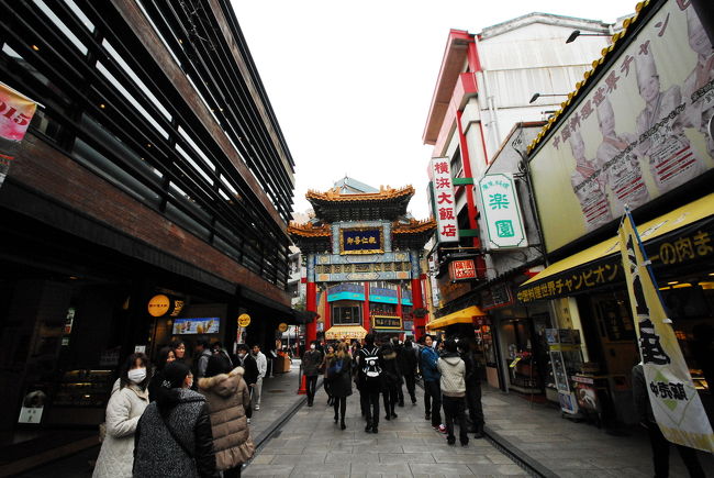 来ました、中華街。<br />ファインダーから覗く景色がいつもと違いますね〜。広い。<br />平日なのに人が沢山です。