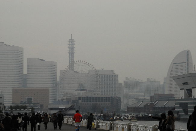 山下公園からみなとみらい方面を眺めます。<br />霧がかっていなければきれいでしょうね。