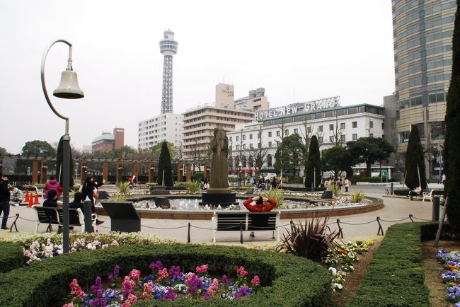 横浜マリンタワーがさりげなく存在感をアピールしています。