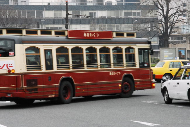 赤レンガ倉庫前のロータリー。<br />100円の周遊バス「あかいくつ」は中華街・元町ルートとみなとみらいルートがあり、趣のあるレトロデザインのバスです。<br />電車で来る方は便利です。