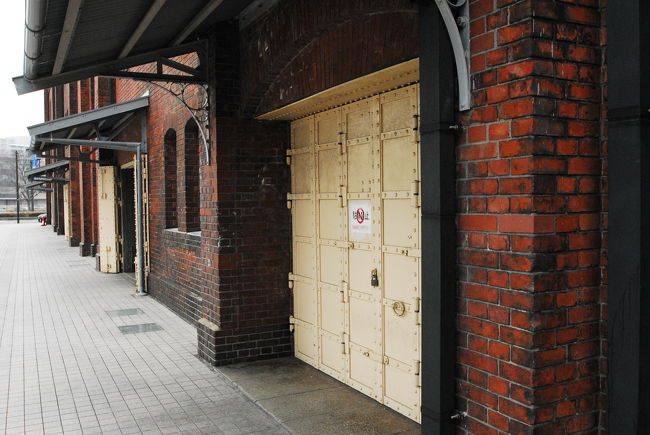 落書きだらけだった頃、一度来たことがありますが、1994年から99年まで5年もかけて修復していたのですね。<br />落書きも塗って隠したのではなく除去したので、少し跡が残っています。