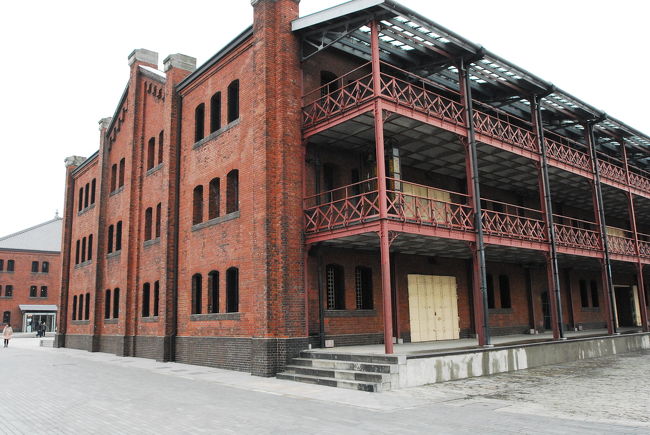 この古い倉庫中に50店舗以上のお洒落なお店が入っているとは想像もつかないでしょう。<br />夕暮れの倉庫も見たいですがまたの機会にします。<br />過度な広角側の使用は不自然な写真の量産となる事もわかりました。<br />もっと色んなレンズを試してみたいですね。<br />しばらくこのカメラと向き合ってみましょう。