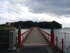 福浦島にはこの旅3つ目の朱色の橋、全長252mの「福浦橋」で。
この福浦橋は別名「出会い橋」
五大堂の透橋は「縁結び橋」
雄島の渡月橋は「縁切り橋」と呼ばれているそうです。