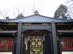 最初は「瑞鳳殿」で下車。
伊達政宗を祀っている霊廟です。
伊達政宗自らの遺言で1637年に創建後、第二次世界大戦で焼失してしまいましたが、1979年に再建されたためまだ新しくきれいです。
小ぶりな建物ながらも、彫刻が繊細で、色鮮やかな建物です。