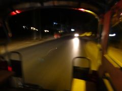 行きにかなり歩いたので、帰りはソンテウで。1人100バーツだったかな？かなり高いので貸し切り価格かと思いきや、途中で誰かいたら乗せるそうです。