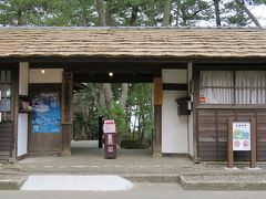 六角堂と天心邸がある「茨城大学五浦美術文化研究所」。入り口の長屋門は明治38年に建築されたもの。
