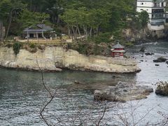 五浦岬公園の展望台からの六角堂と天心邸。