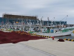 大津漁港。震災で岸壁が崩れましたが復旧されています。港の建物も建替え工事が行われています。