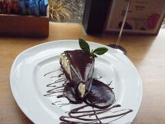 　で、パタゴニアチョコレート
http://www.patagoniachocolates.co.nz/our-cafes/queenstown/
に行ってチョコレートがたっぷりかかったDouble Chocolate Cheesecake を。チーズケーキの酸味とチョコレートがマッチしてなかなか。結構大きかったので、二人で一個で十分でした。二人分フォークをくれと言ったら、スムーズに対応してくれたので、たぶん分けて食べる人が多いんだろうな。