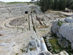 ネアポリス考古学公園の観光です。
ギリシャ劇場。
観覧席は高くなっています。
イオニア海が展望できます。