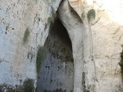 天国の石切り場と言われている方向に降りて行くと、
ディオニソスの耳と言う巨大な石窟があります。