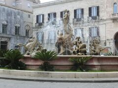 アルテミスの泉
Fontana di Artemide
人魚や馬魚など奇妙な像と噴水です。
メルカートからドゥオーモに行く途中にあります。