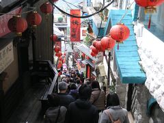 食べ終わり下に下りていく。

途中猫のグッズの店に寄り、賢崎路を下る。