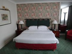 期待してお部屋へ・・・ベッドも大きくて、壁紙が可愛かったです。