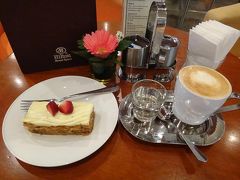 ホテルでまったり・・・がテーマなので、早速ホテルのラウンジバーでコーヒーとキャロットケーキを。ケーキは期待していなかったけど、意外に甘くなくて美味しかったです。コーヒーはイマイチでした。