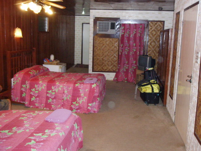 前泊したマクタン島のホテルCebu Marine Beach Resort。<br />これでもアップグレードしたデラックスルーム。<br />部屋は広くて25畳くらいありました。<br />こんなボロホテルでもNHK衛星放送映ります。