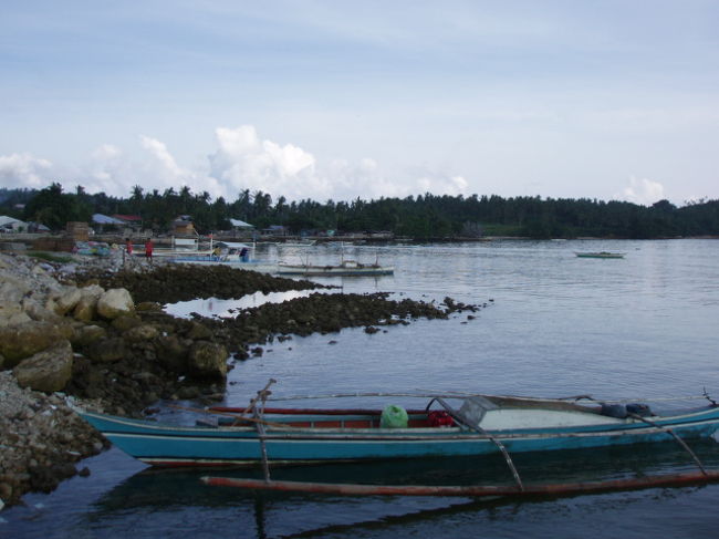 ようやくマヤ港に着きました。<br />しかしいつ船が出発するのかは、ドライバーも港の人も知りません。<br />どうも公共のボートじゃなくて、宿専用のボートが迎えに来るのを待つみたい。