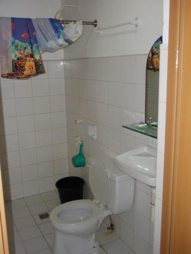 バスルームはこんなカンジ。<br />海の水をデサルーションした水しか出ず、水はしょっぱいです。<br />最初ベトベトが気になったけど、そのうちなんとも思わなくなりました。<br />慣れって怖い。