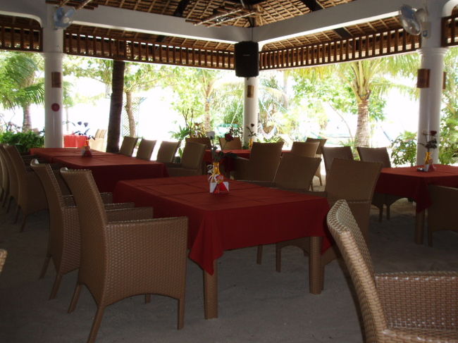 ホテルの唯一のレストラン。<br />今まで食べたフィリピン料理は何だったんだ？？？と思うくらいここの料理は何を食べても美味しかったです。<br />メニューが豊富で、一応中華レストランなのですが、ピザやスパゲティなどのイタリア料理、トムヤムクンのようなタイ料理、刺身などの日本料理まで何でもありました。<br /><br />私たちはフルボードの全食事つき。<br />メニューを見ると、フルボードは18USドルらしい。