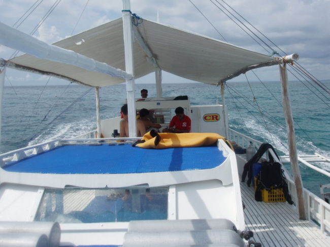 島に行くときはこんな船で行きます。<br /><br />行き先によって3組くらいに分かれて行きます。<br /><br />ドイツ人観光客が多かったですが、中にイギリス人とかいました。