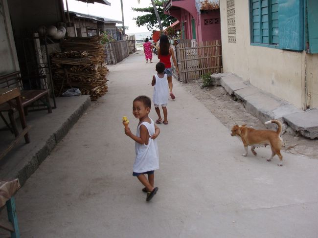島唯一の舗装された道路であった地元の子。可愛い。
